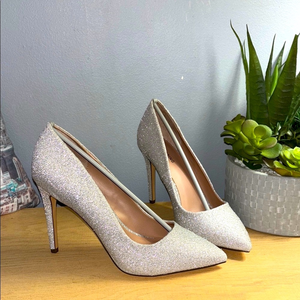 NWT Elegant Silver Glitter Pumps
